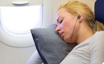 KLM dá 5 dicas para dormir no avião KLM