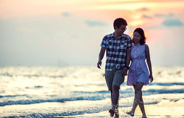 Casal passeando na praia