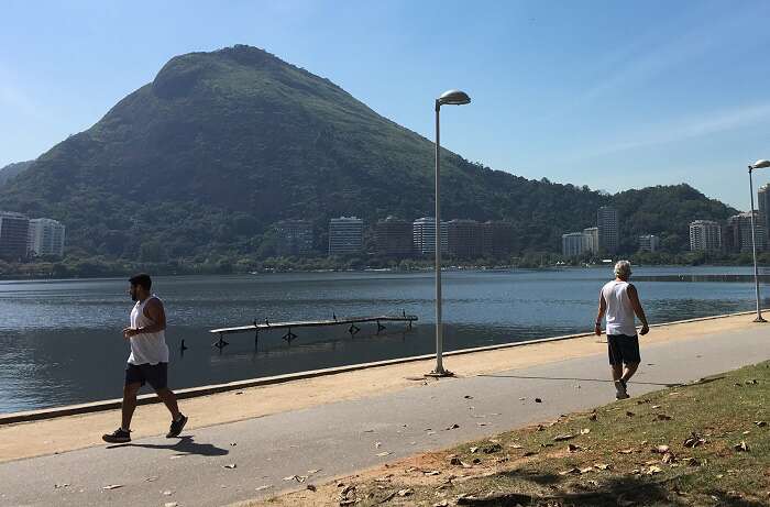 Pessoas caminhando na orla da Lagoa