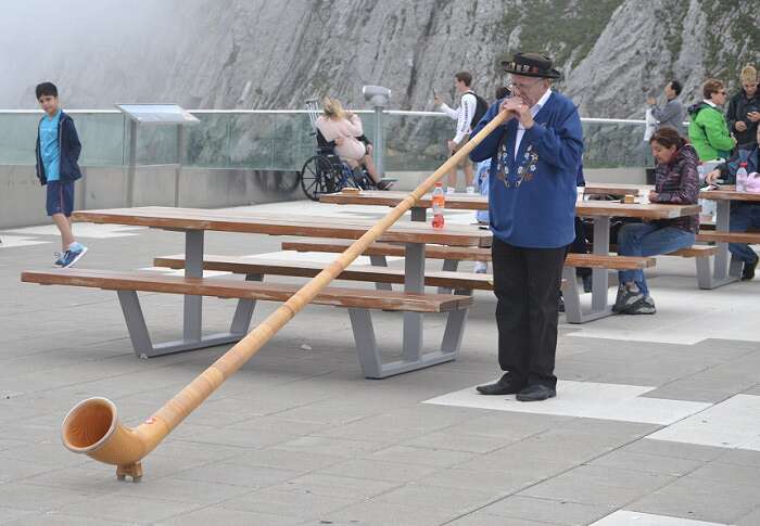 Músico no Pilatus com Alphorn 