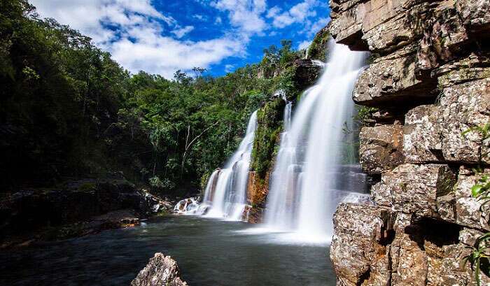 Imagem de uma cachoeira na Chapada dos Veadeiros