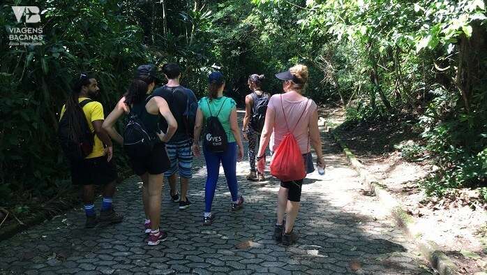 Grupo na Trilha da Pedra Bonita - Viagens Bacanas