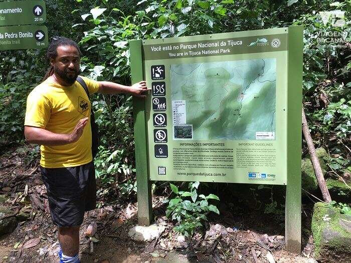 Explicações do guia antes de subir a trilha da Pedra Bonita