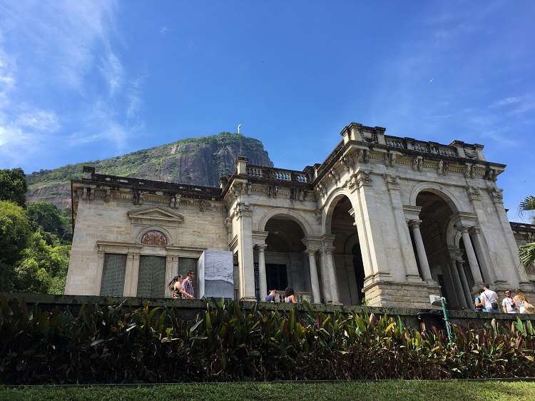 Palacete do Parque Lage com o Cristo Redentor ao fundo - Viagens Bacanas