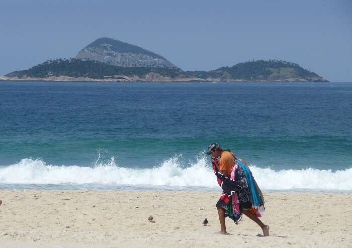 Ilhas Cagarras vista da Praia de Ipanema - Viagens Bacanas