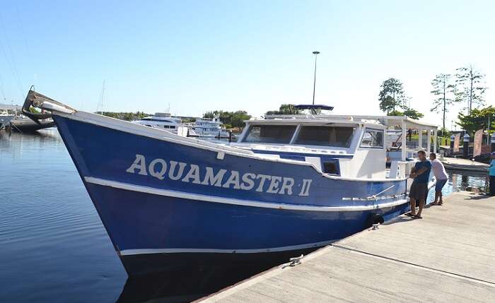 Escuna Aquamaster da empresa Alfamar Charter - Viagens Bacanas