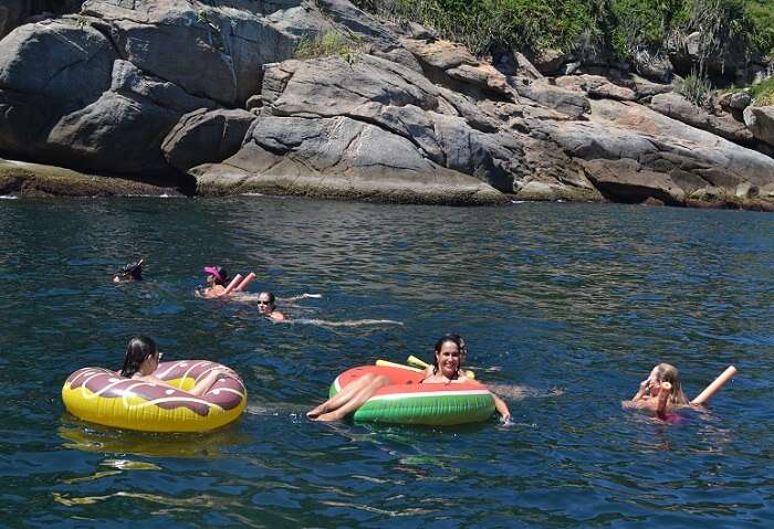 Boias e flutuadores nas Ilhas Cagarras - Viagens Bacanas