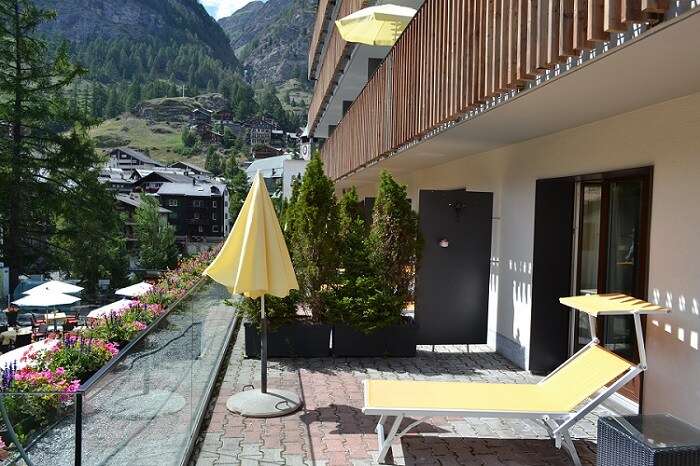 Terraço com espreguiçadeiras no quuarto 108 do Hotel Bristol em Zermatt - Viagens Bacanas