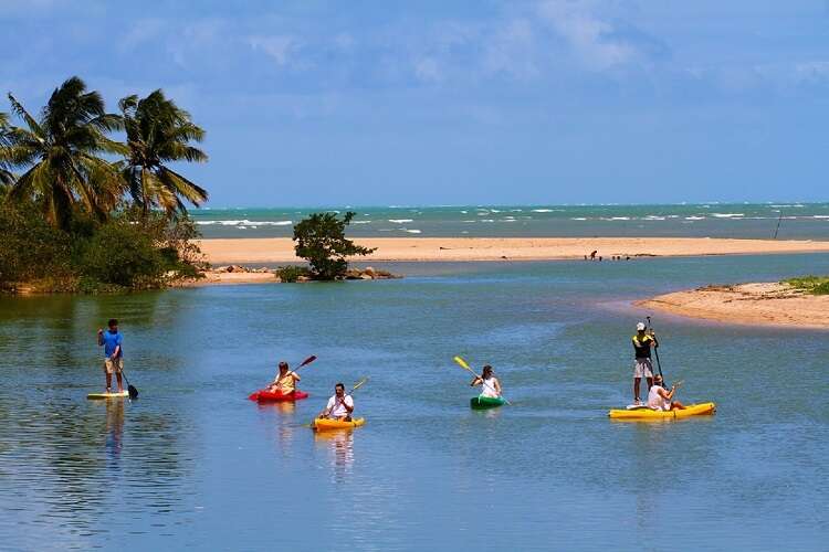 Passeio de Caiaque na praia em frente à Pousada Camurim Grande