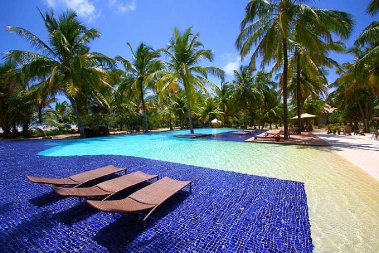 Piscina de borda infinita em frente ao mar da Pousada Camurim Grande