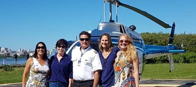 Blogueiras de viagem no vôo de helicóptero no Rio de Janeiro