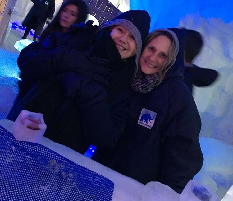 Blogueiras de viagem no  Ice Bar Mundo Gelado