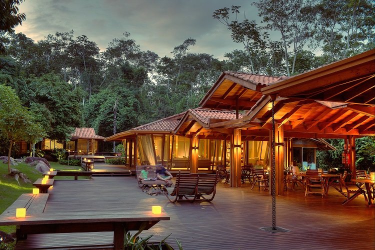 Deck com fogueira do Cristalino Lodge - Viagens Bacanas