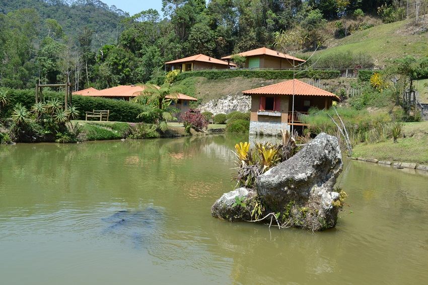 Lago e chalés no Parador Lumiar - Viagens Bacanas