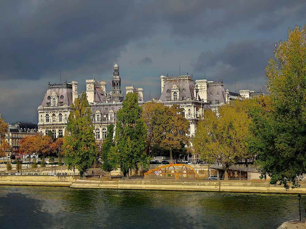 Suíte mais exclusiva de Paris fica em edifício icônico e tem