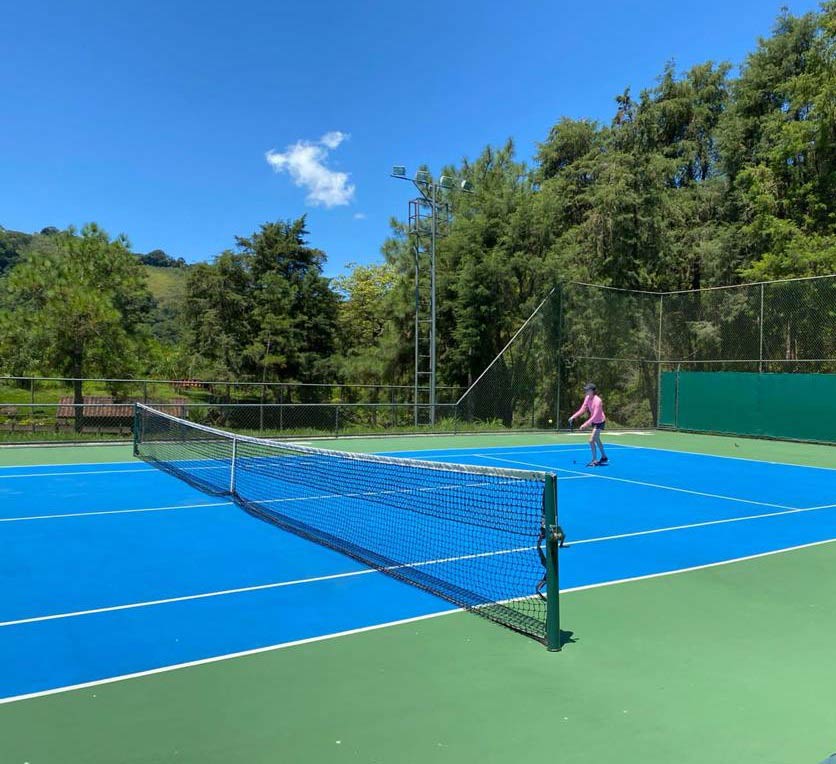 Quadra de tênis na Villa São Romão - foto @villasaoromao