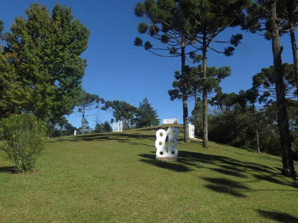 Esculturas a céu aberto no Museu Felícia Leirner - foto divulgação Rafael Manfrini