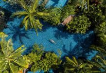 Onde ficar em Bali: Os 5 Melhores Hotéis de Luxo em Bali Pessoa boiando numa piscina de hotem em Bali