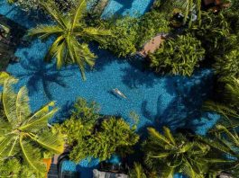 Onde ficar em Bali: Os 5 Melhores Hotéis de Luxo em Bali Pessoa boiando numa piscina de hotem em Bali