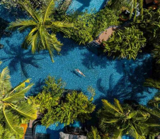 Onde ficar em Bali: Os 5 Melhores Hotéis de Luxo em Bali Pessoa boiando numa piscina de hotem em Bali