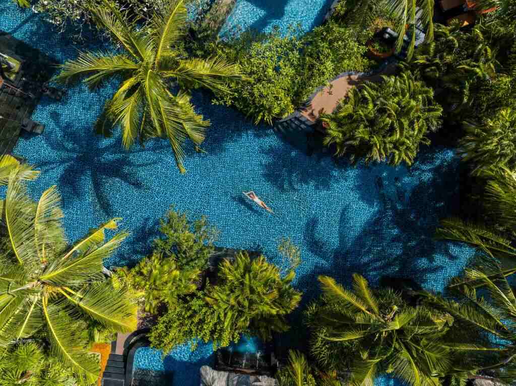 Onde ficar em Bali: Os 5 Melhores Hotéis de Luxo em Bali 1 Pessoa boiando numa piscina de hotem em Bali