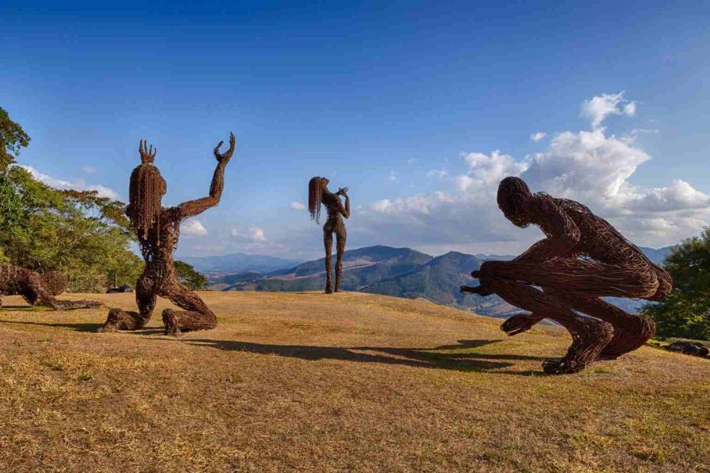 Ibiti Projeto: 3 Opções de Hospedagens Sustentáveis em Minas Gerais 1 Estátuas no Ibiti Projeto