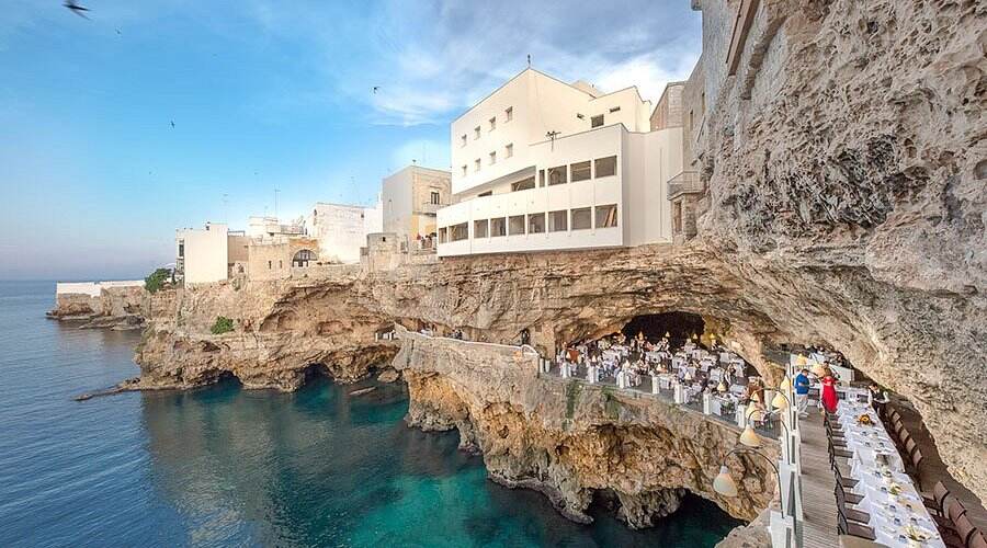 Polignano a Mare: O que Visitar na Joia das Rochas da Puglia 2 Restaurante Grotta Palazzese - Polignano a Mare