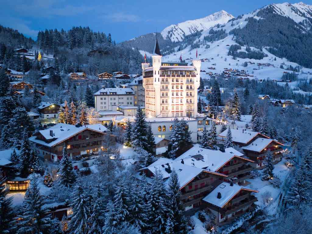 10 Melhores Hotéis da Suíça: dos Alpes aos Lagos 6 Hotel Gstaad Palace - foto Booking