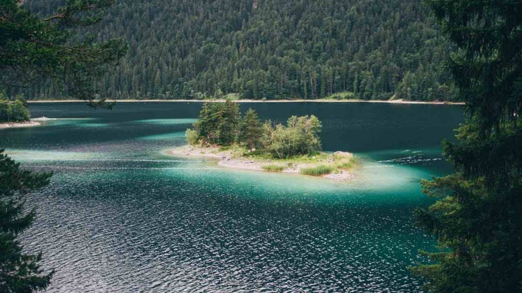 Lago Eibsee: O Lago Mais Cinematográfico da Alemanha 1 Lago Eibsee Alemanha - foto Canva