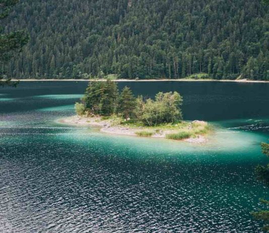 Lago Eibsee: O Lago Mais Cinematográfico da Alemanha Lago Eibsee Alemanha - foto Canva