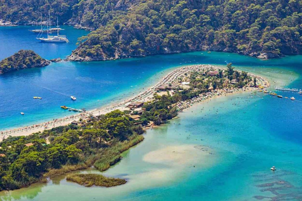 Praia de Kumburnu: Entre o Mar e a Lagoa Azul em Oludeniz na Turquia 1 Praia de Kumburnu - Oludeniz - foto Canva