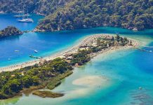 Praia de Kumburnu: Entre o Mar e a Lagoa Azul em Oludeniz na Turquia Praia de Kumburnu - Oludeniz - foto Canva