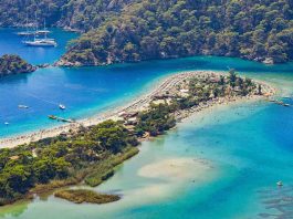 Praia de Kumburnu: Entre o Mar e a Lagoa Azul em Oludeniz na Turquia Praia de Kumburnu - Oludeniz - foto Canva