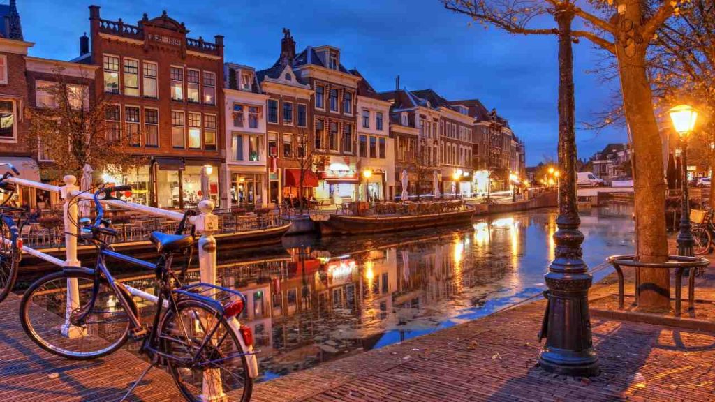 As Cidades Mais Bonitas dos Países Baixos: 6 Destinos Incríveis 6 Leiden - Países Baixos - imagem Canva