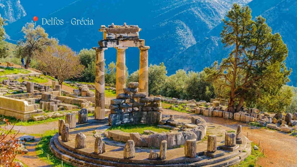 Lugares Mais Bonitos da Grécia: 25 Destinos Incríveis 20 Delfos - Grécia
