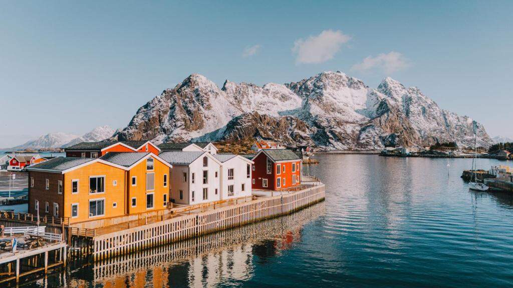Melhores ilhas para viajar em 2026: 10 destinos que estão em alta segundo a Expedia 12 Henningsvær Bryggehotell Hotel - Ilhas Lofoten - Noruega - foto Booking