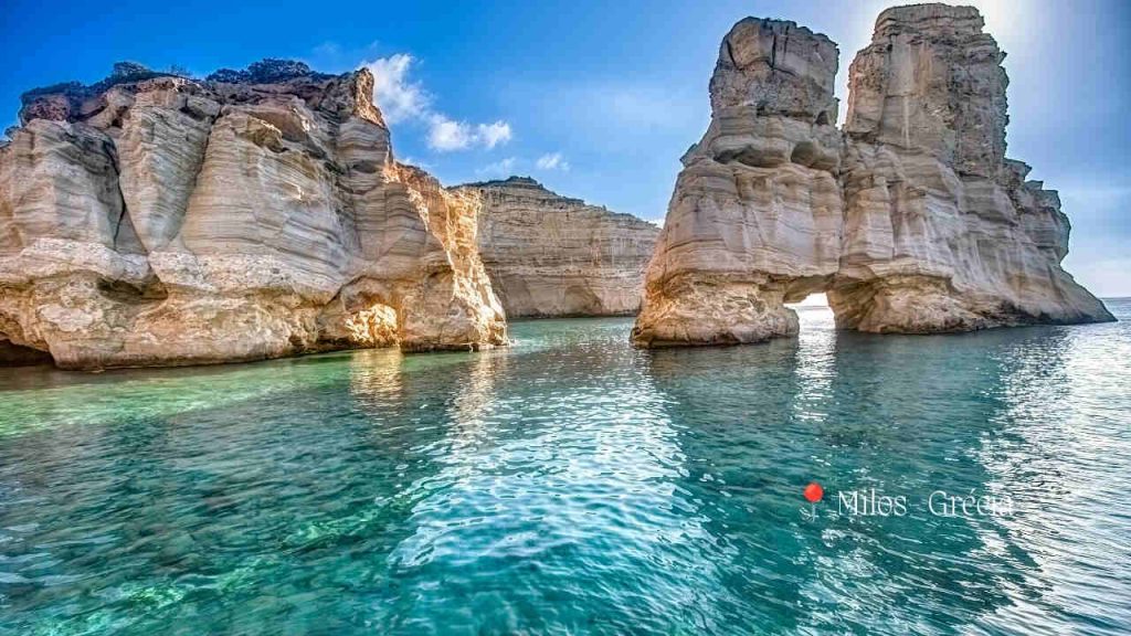 Lugares Mais Bonitos da Grécia: 25 Destinos Incríveis 5 Milos - Grécia - imagem Canva