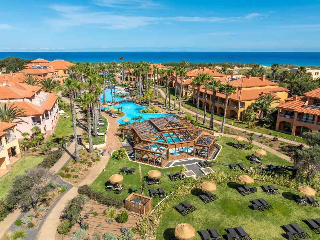 Melhores ilhas para viajar em 2026: 10 destinos que estão em alta segundo a Expedia 6 Pestana Porto Santo Beach Resort & Spa - foto Booking