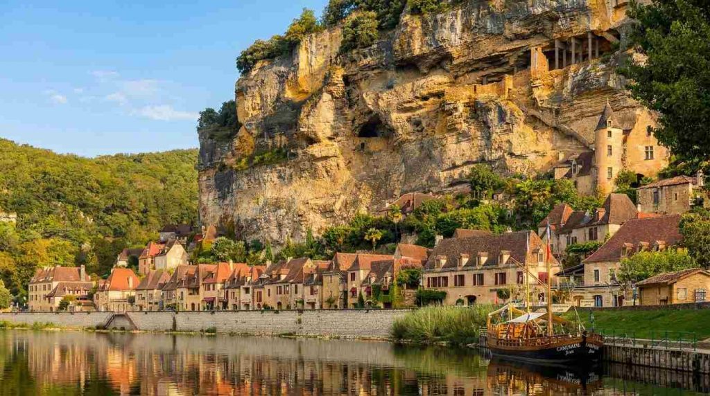 10 Vilarejos Mais Bonitos da França para Conhecer 11 La Roque-Gageac, França - imagem IA